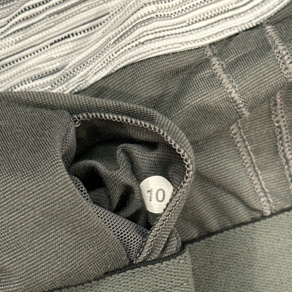 Lululemon Scoop Neck Low Back Mini Cyber Stripe White Silver Fox Tank 10 - Picture 11 of 16